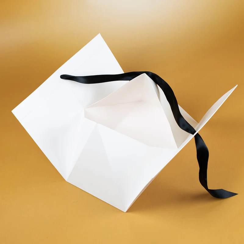 Personalisierte Geschenktasche mit verschneitem Winterdorf | Edle Verpackung für Weihnachtsgeschenke