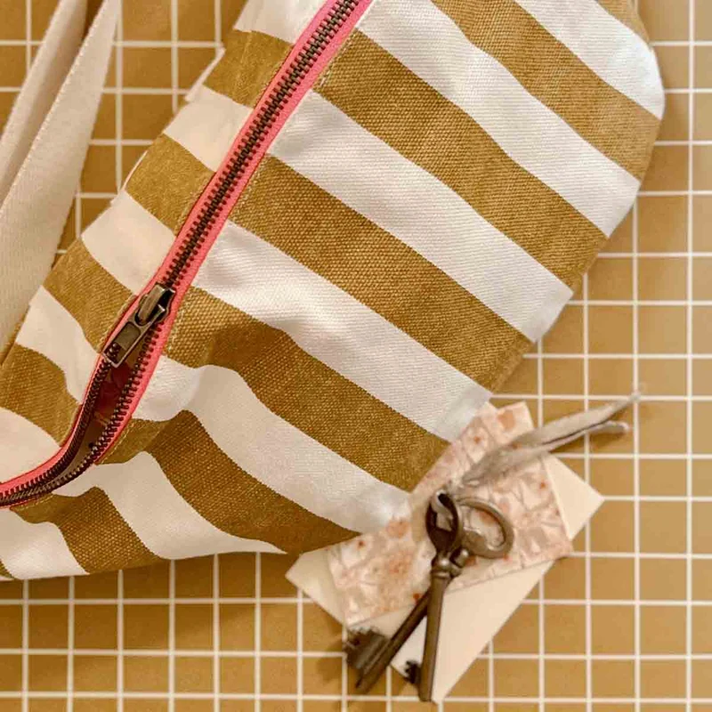 Damen Gürteltasche mit karamellfarbenen Streifen: TOFFEE / KRATZEN