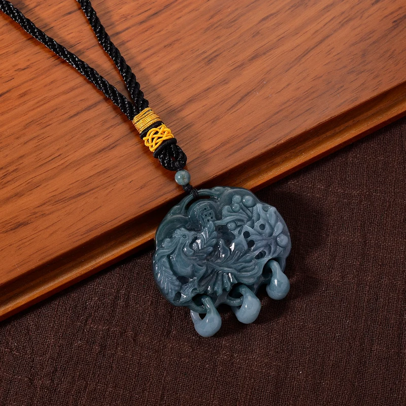 Olmeken-Jadeit Typ A Hängedekoration mit Phoenix- und Pfingstrosen-Doppelmotiv, 55mm - 295 ct.