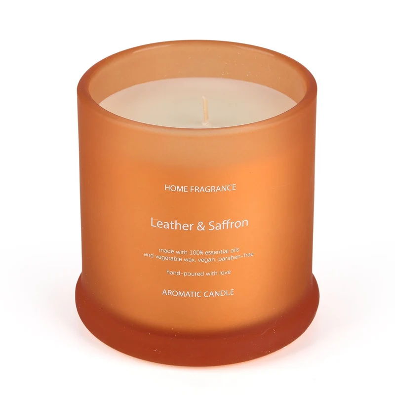 LIVMORE Home Fragrance Kollektion - Duftkerze im Farbglas, Leder-Safran, 370g Sojawachs, 55 Std., 10,2x10,2x13cm