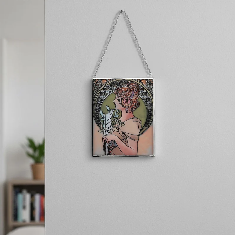Handbemalter Sonnenfänger aus Glas mit Kette und silberfarbenem Rahmen, Mucha-Motiv, 12x15 cm Frau mit Feder