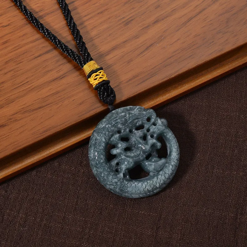 Olmeken-Jadeit Typ A Hängedekoration mit Drachen- und Pferdemotiv, 45mm - 200 ct.