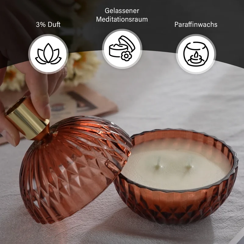 The 5th Season: Premium-Kollektion: Amber-Duftkerze im Glass mit Messing Kerzenhalter, 6ml natürliches Öl, 180 g. Wachs, 20 Stunden Brenndauer, Rot