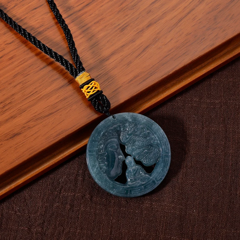Olmeken-Jadeit Typ A Hängedekoration mit Buddha und Doppelgesicht, 45mm - 180 ct.
