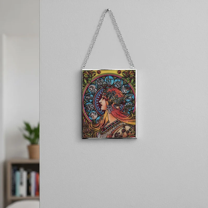 Handbemalter Sonnenfänger aus Glas mit Kette und silberfarbenem Rahmen, Mucha-Motiv, 12x15 cm