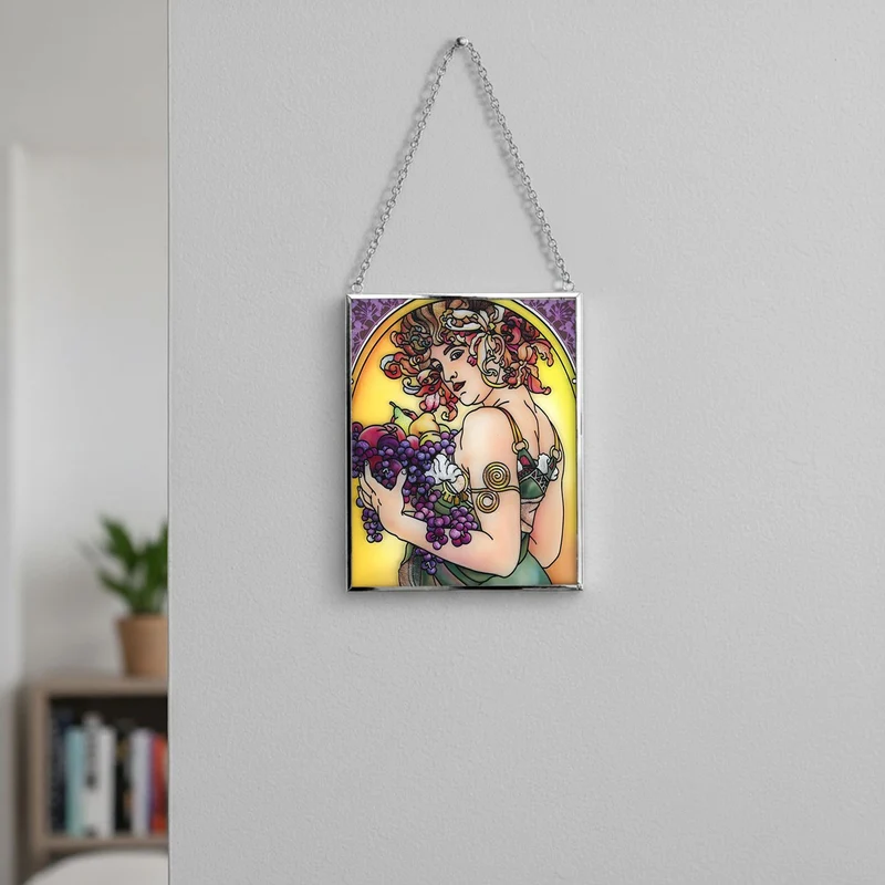 Handbemalter Sonnenfänger aus Glas mit Kette und silberfarbenem Rahmen, Mucha-Motiv, 12x15 cm