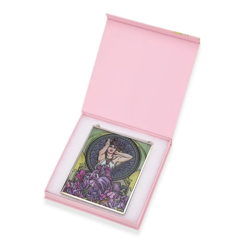 Handbemalter Glas Suncatcher mit Kette, silberfarbenem Rahmen, Alphonse Mucha Motiv Iris, 12x15 cm