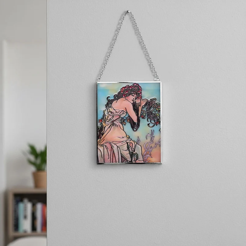 Handbemalter Glas Suncatcher mit Kette, silberfarbenem Rahmen, Alphonse Mucha Motiv Sommer, 12x15 cm