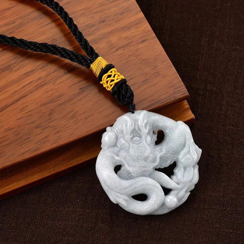 Drachen-Hängedekor aus Myanmar-Jadeit Typ A, durchbrochene Schnitzarbeit, 5cm - 224,60 ct.