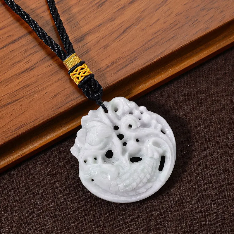 Natürlicher burmesischer Jadeit Typ A Hängedekoration mit Fisch- und Lotusrelief, 5mm - 241,50 ct.