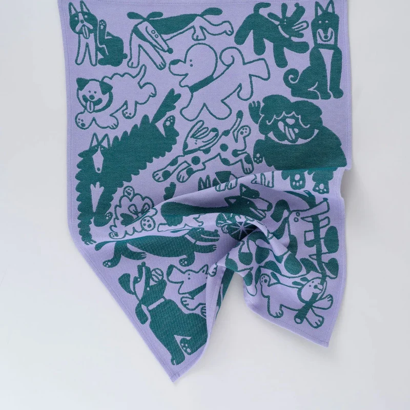 Küchentuch "Dogs Day Out" in Lilac/Green von WRAP aus London | Niedliche Hunde-Motive für die Küche
