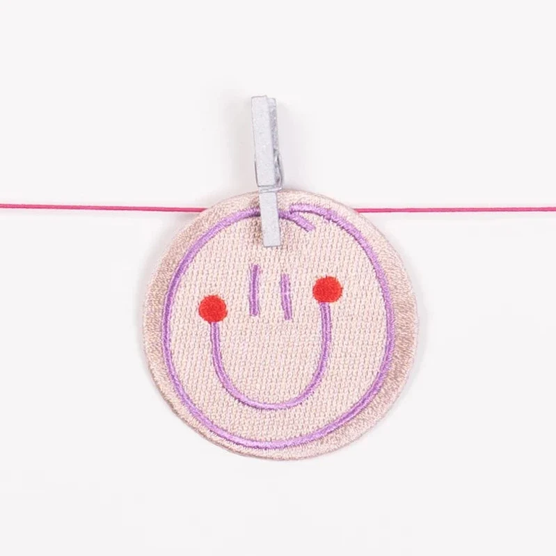 Bügelbild „Smiley Flieder/Rot“ | Farbiger Gute-Laune-Patch | hejpatches
