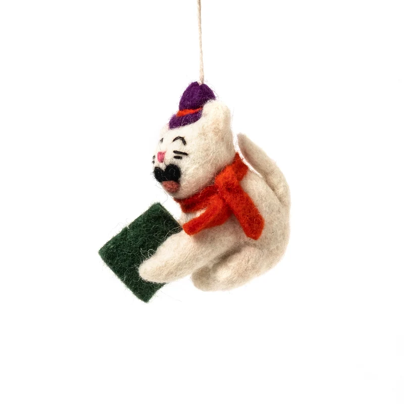 Filzanhänger WRAP “Dickens, Carolling Cat” | Handgemachte Deko aus Filz