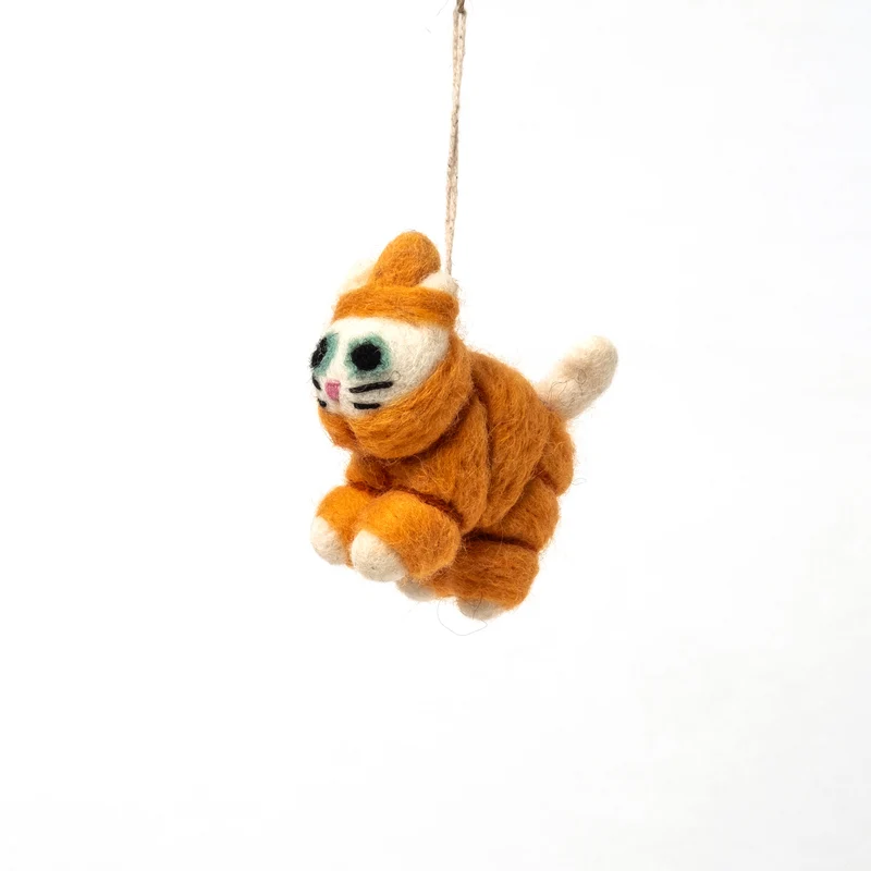 Filzanhänger WRAP “Lee, Cat in an Orange Puffa” | Filzanhänger mit Katze im Mantel