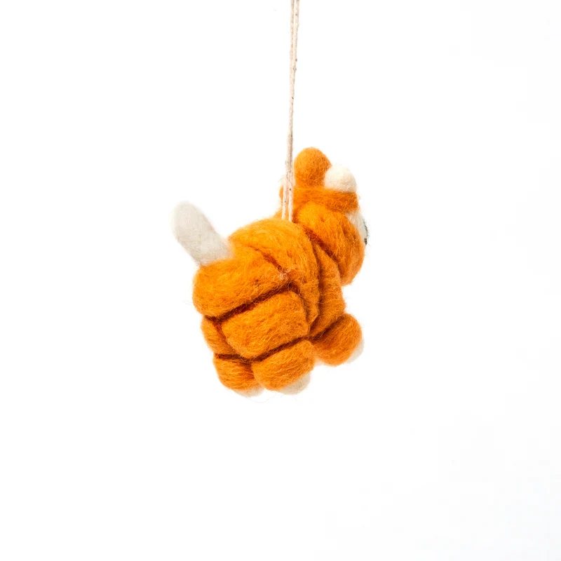 Filzanhänger WRAP “Lee, Cat in an Orange Puffa” | Filzanhänger mit Katze im Mantel