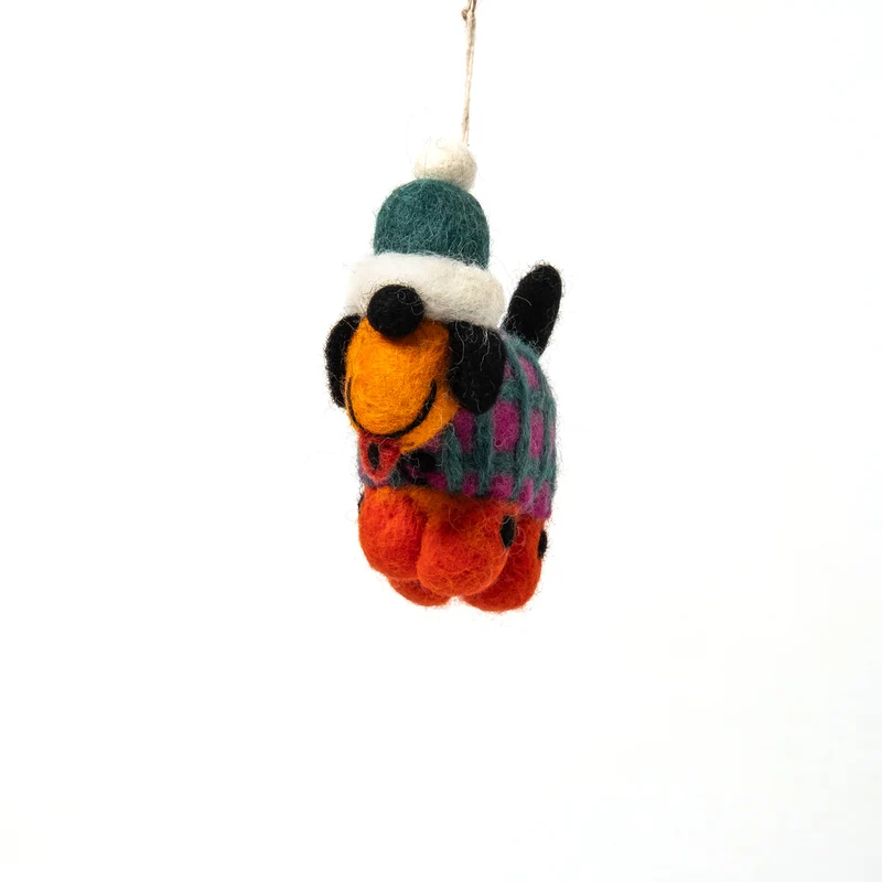 Filzanhänger WRAP “Toots, Dog in a Hat” | Filzanhänger mit Hund und Winterhut