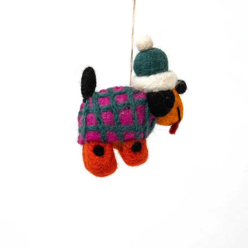 Filzanhänger WRAP “Toots, Dog in a Hat” | Filzanhänger mit Hund und Winterhut