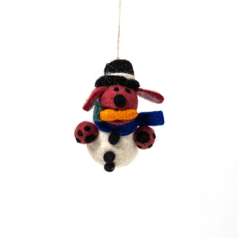 Filzanhänger WRAP “Barky, the Snowboy” | Schneemannfigur aus Filz für den Baum