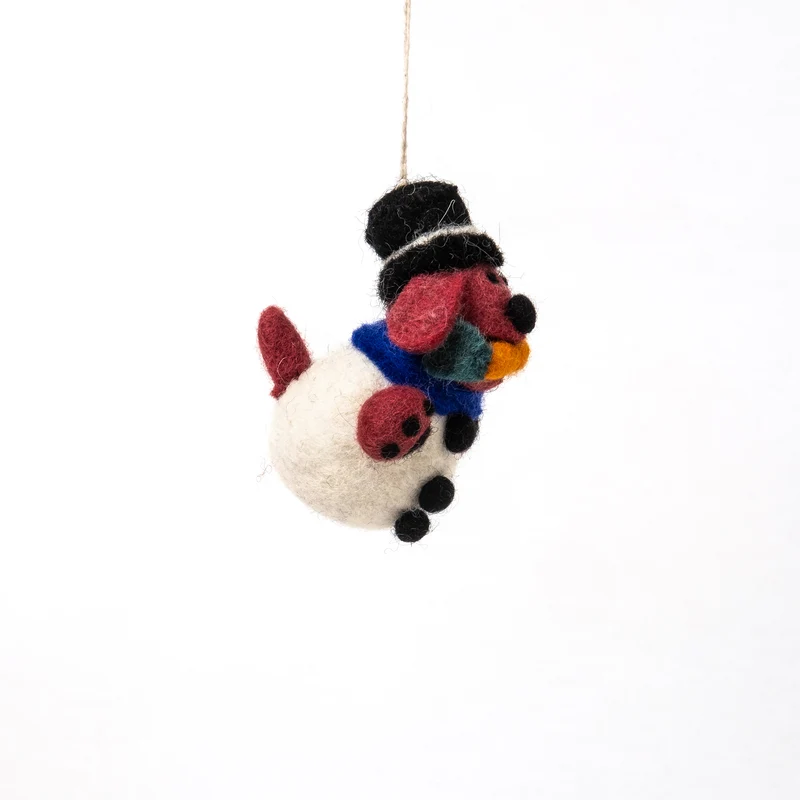 Filzanhänger WRAP “Barky, the Snowboy” | Schneemannfigur aus Filz für den Baum