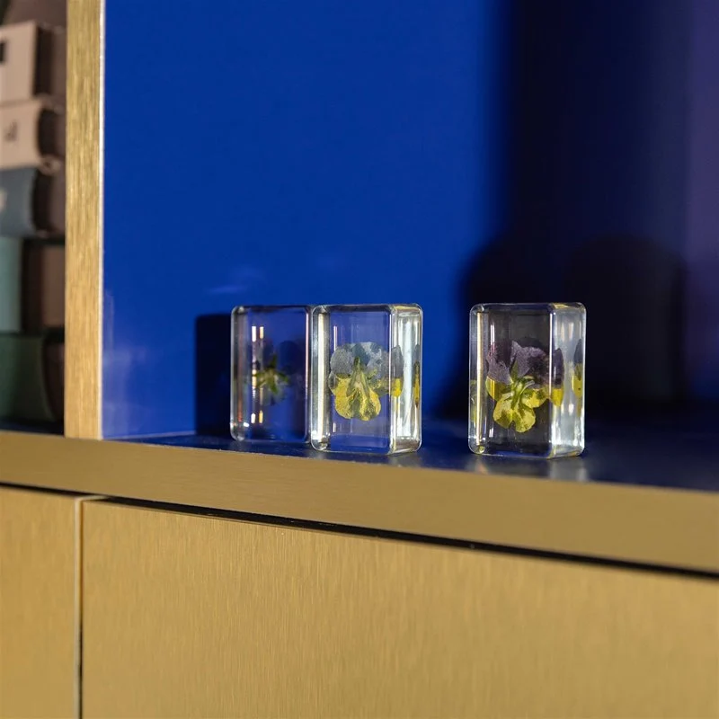 Cube „Violet“ | Dekorativer Resin-Block mit Blume | &Klevering