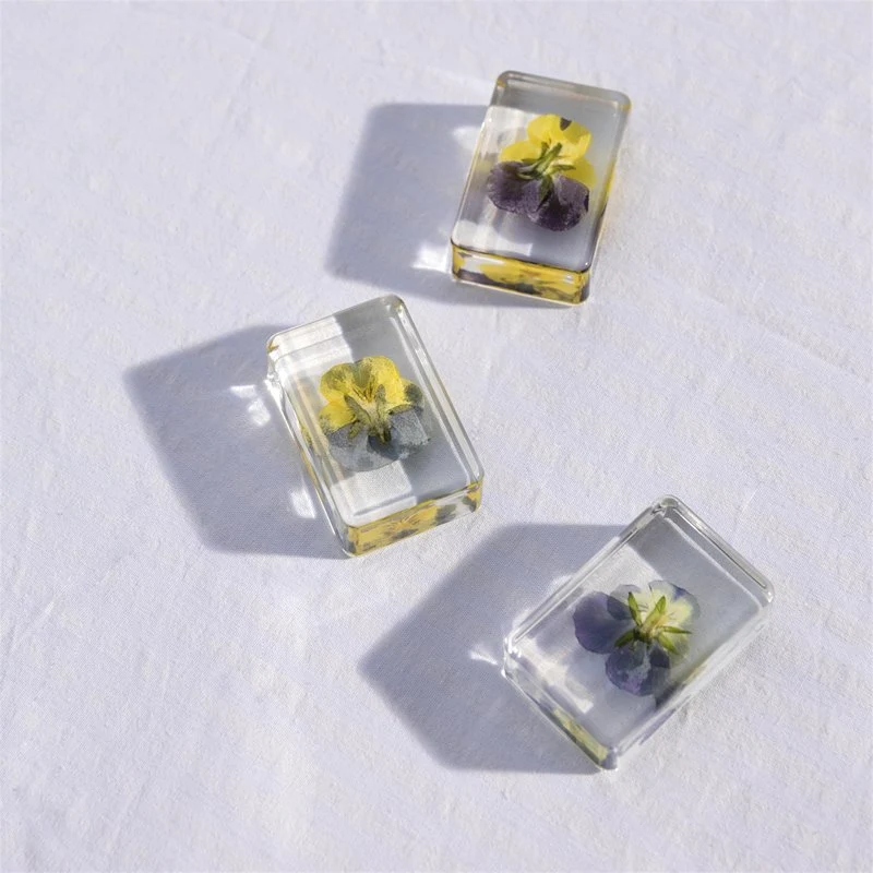 Cube „Violet“ | Dekorativer Resin-Block mit Blume | &Klevering