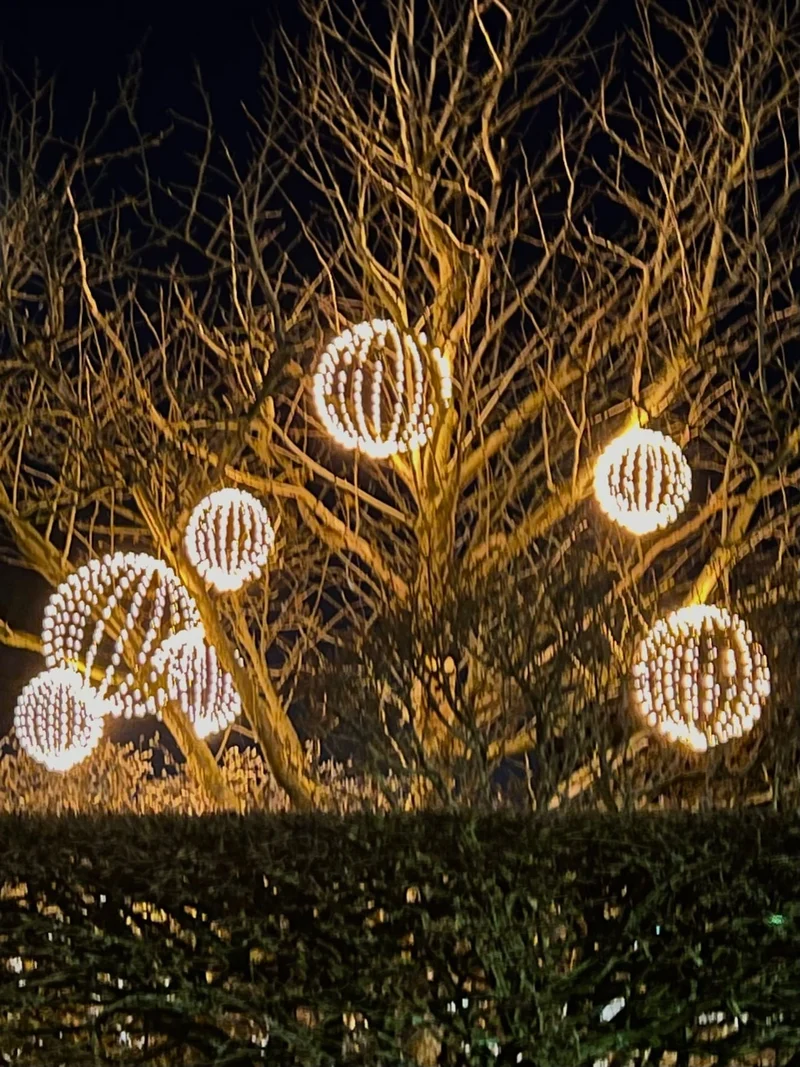 3D Kugel in schwarz 192 Lichter mit Flash Funktion