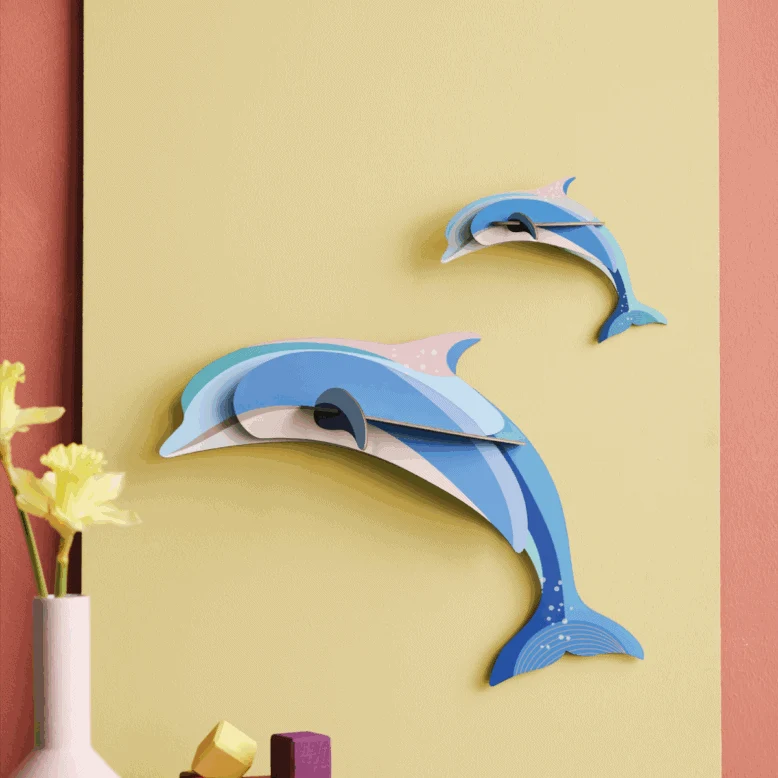 Wanddeko studio ROOF “Dolphin Couple” | Verspielte Delfin-Deko aus Karton