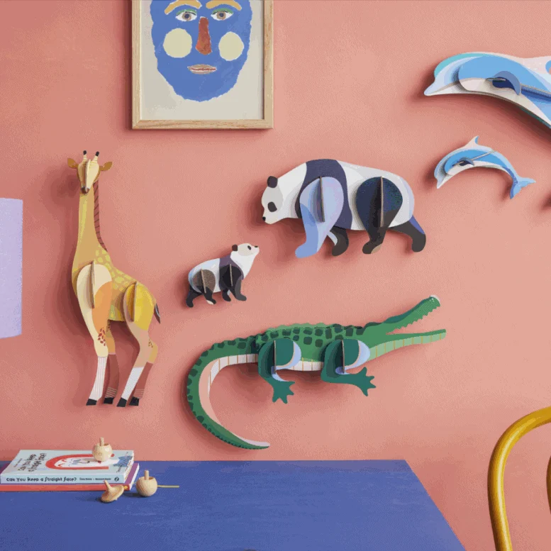 Wanddeko studio ROOF “Tall Crocodile” | Bunte Krokodil-Deko aus Karton