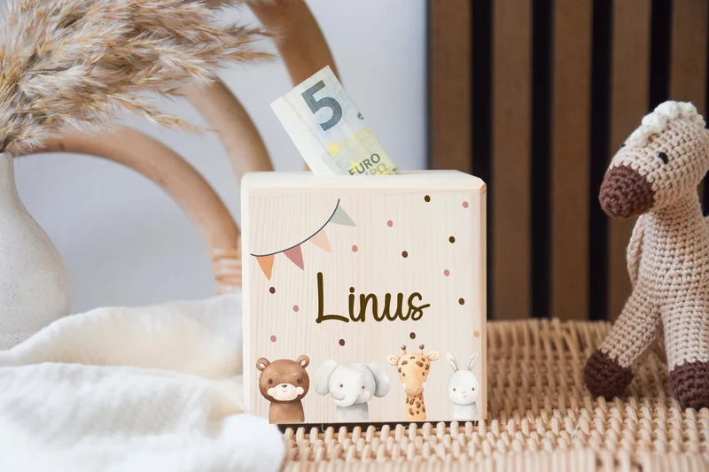 Spardose mit Tiermotiv und Grilande mit bunten Pünktchen