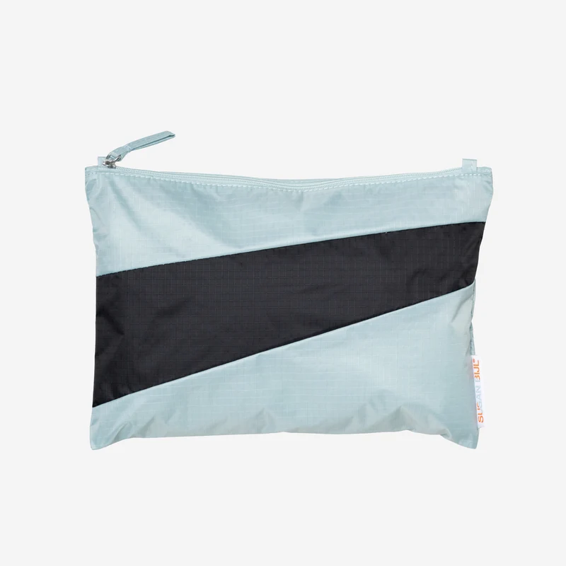 The New Pouch M Surf Spray & Black