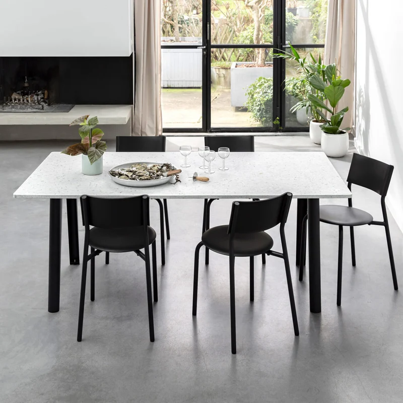 NEW MODERN Recycled Plastic Esstisch