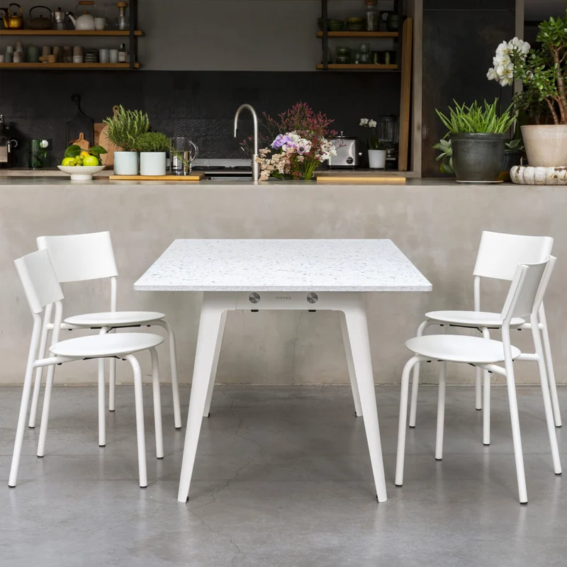 NEW MODERN Recycled Plastic Esstisch