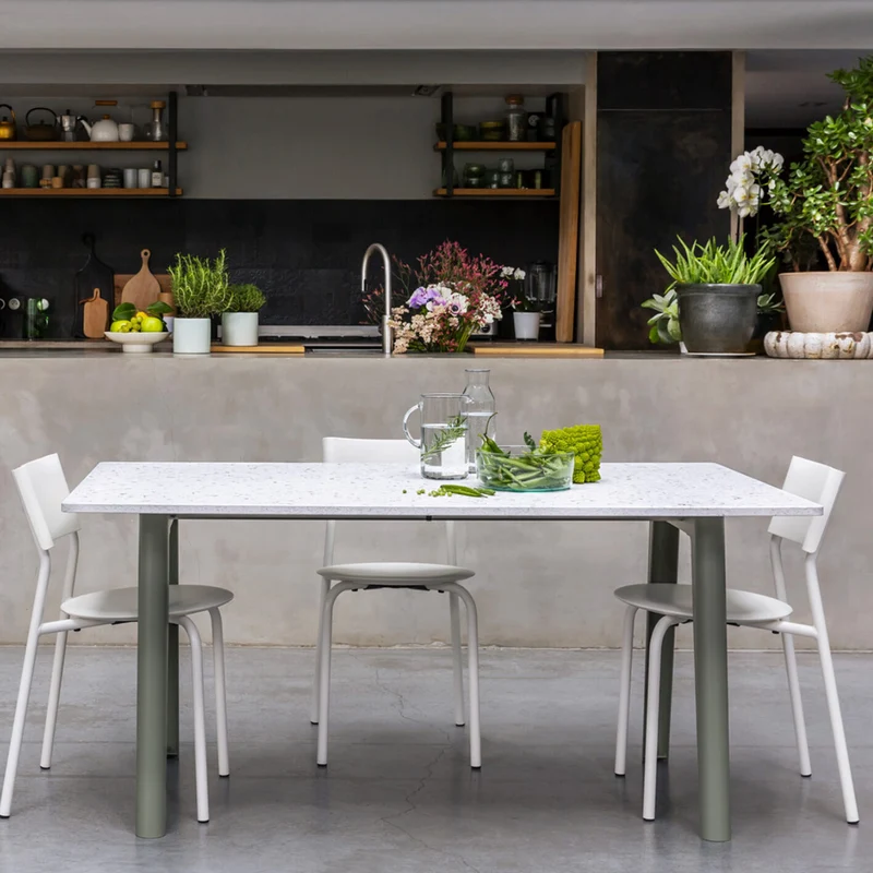 NEW MODERN Recycled Plastic Esstisch