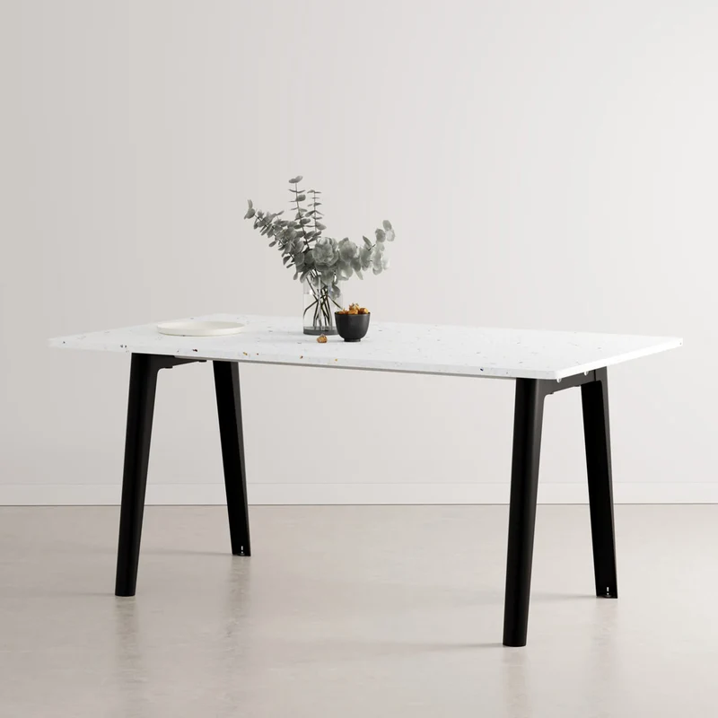 NEW MODERN Recycled Plastic Esstisch