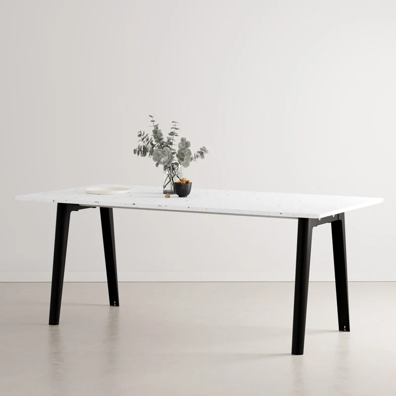 NEW MODERN Recycled Plastic Esstisch