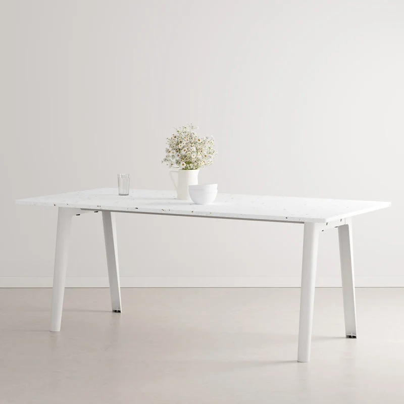 NEW MODERN Recycled Plastic Esstisch