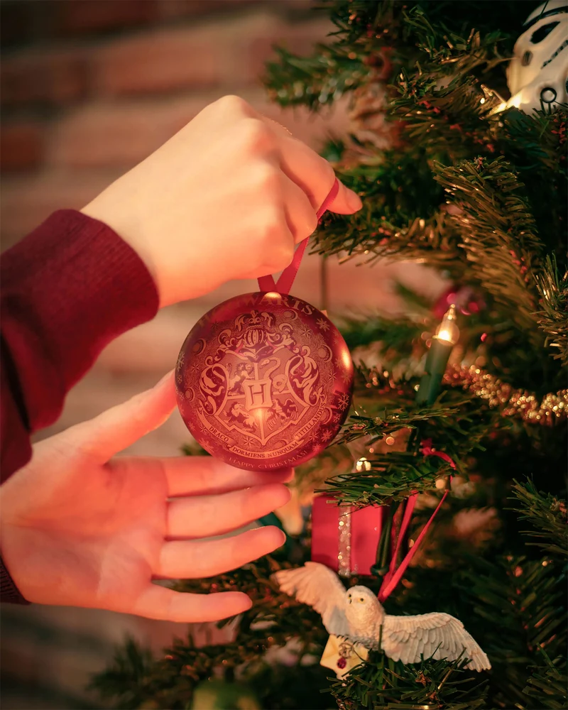 Harry Potter - Hogwarts Wappen Weihnachtskugel mit Schnatz Kette