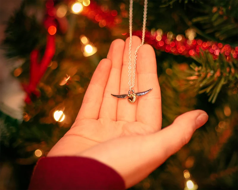Harry Potter - Hogwarts Wappen Weihnachtskugel mit Schnatz Kette