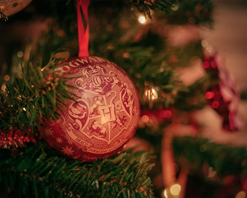Harry Potter - Hogwarts Wappen Weihnachtskugel mit Schnatz Kette