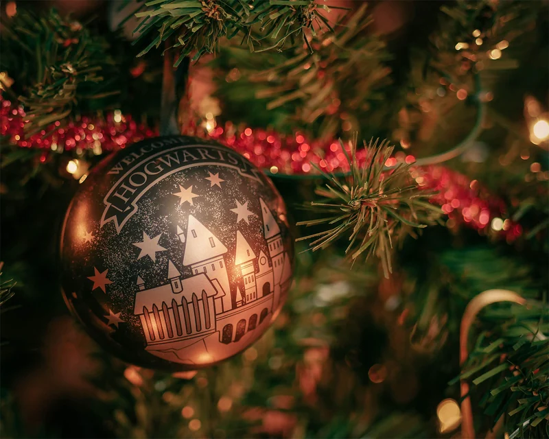 Harry Potter - Hogwarts Weihnachtskugel mit Ohrstecker-Set