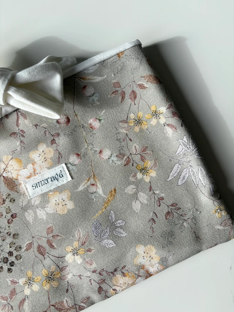 Buch-Cover Blumen- und Zweigmuster
