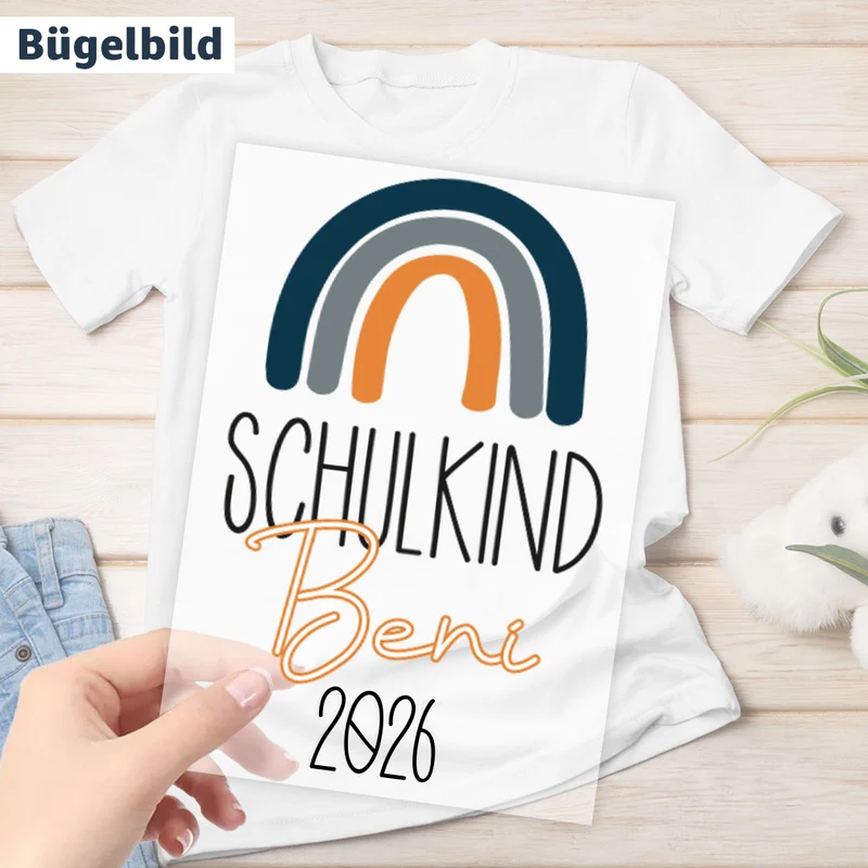 Bügelbild - Schulkind - Wunschname & Wunschjahr - Regenbogen classic - blau