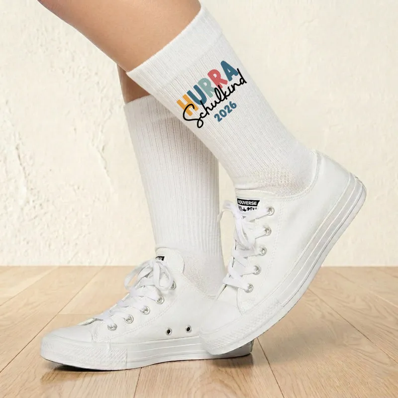 Schulkind Socken beidseitig bedruckt als Geschenk zur Einschulung für Schulkinder Tennissocken - weiß - Hurra Schulkind 2026