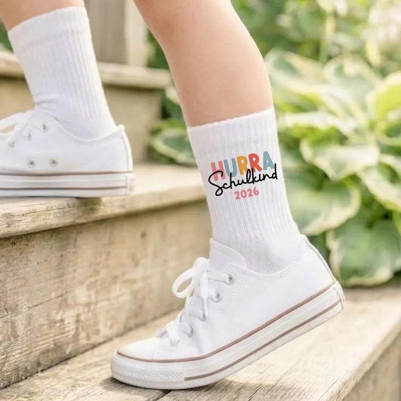 Schulkind Socken beidseitig bedruckt als Geschenk zur Einschulung für Schulkinder Tennissocken - weiß - Hurra Schulkind 2026
