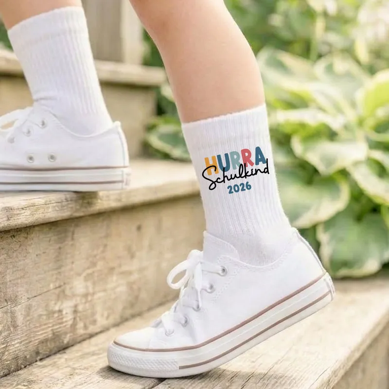 Schulkind Socken beidseitig bedruckt als Geschenk zur Einschulung für Schulkinder Tennissocken - weiß - Hurra Schulkind 2026