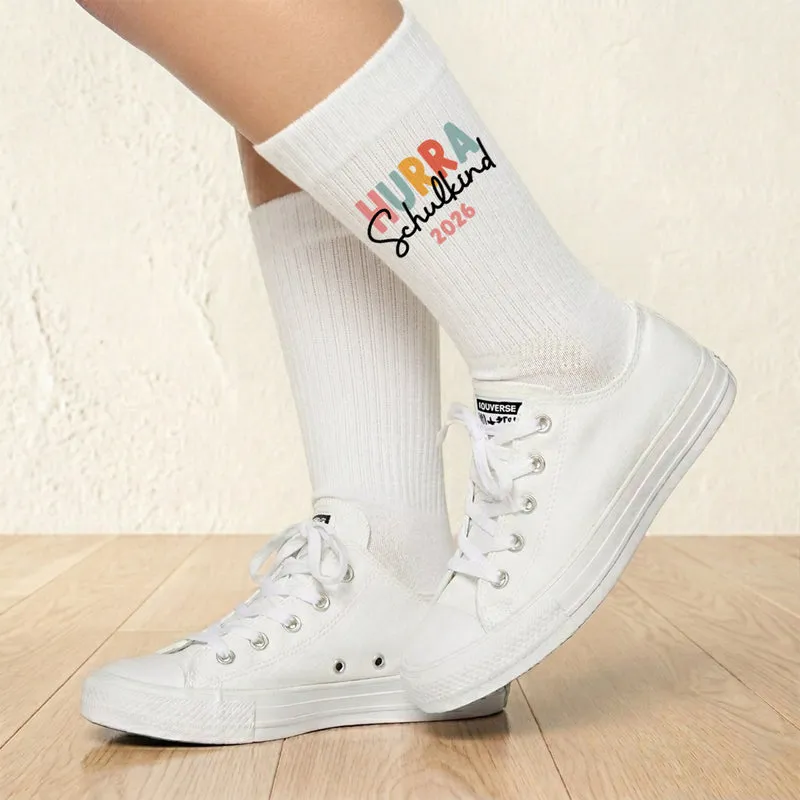 Schulkind Socken beidseitig bedruckt als Geschenk zur Einschulung für Schulkinder Tennissocken - weiß - Hurra Schulkind 2026