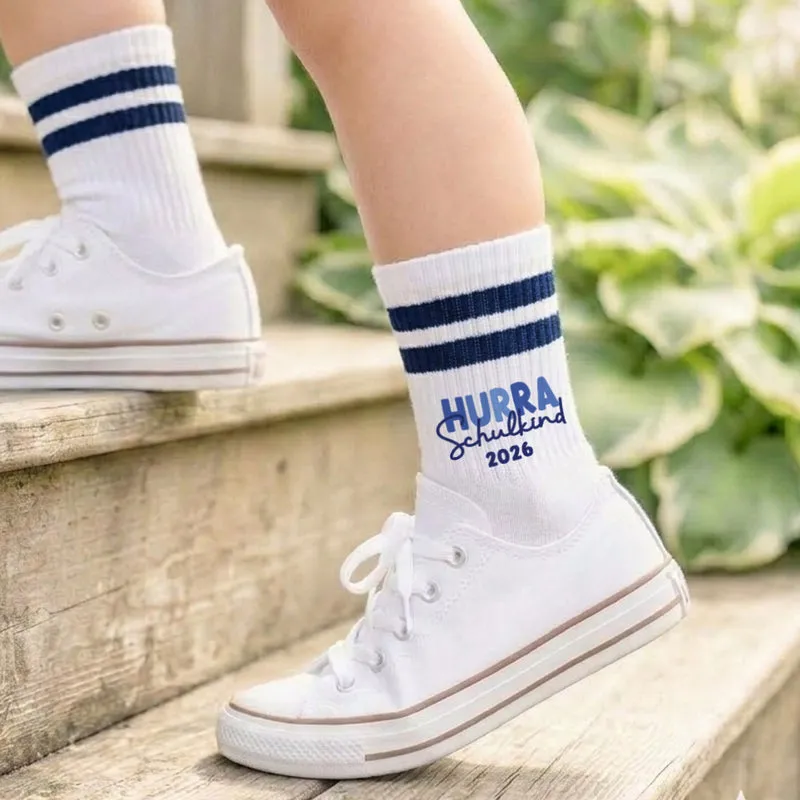 Schulkind Socken beidseitig bedruckt als Geschenk zur Einschulung für Schulkinder Tennissocken - Hurra Schulkind 2026