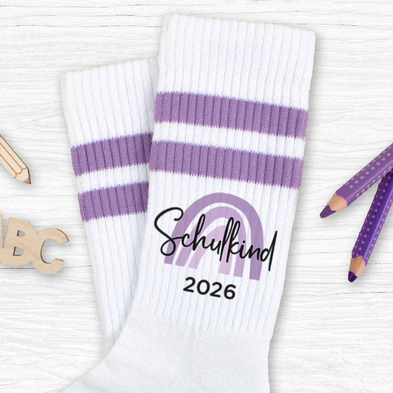 Schulkind Socken beidseitig bedruckt als Geschenk zur Einschulung für Schulkinder Tennissocken - flieder - Schulkind 2026 Regenbogen