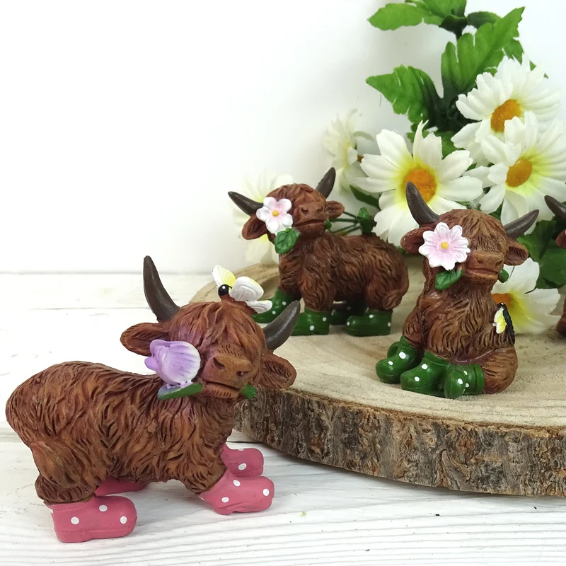 Logbuch-Verlag Deko Highlandrinder 4er Set mit Gummistiefeln 7 cm - niedliche Kuh Figuren für Frühlingsdeko, Bauernhof Deko oder Tierdeko
