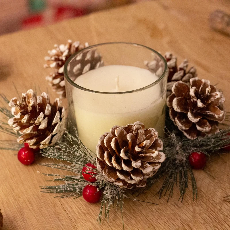 Christmas Wreath Scented Fragranced Candle Pot Ornament ~ Xmas Table Centrepiece Decoration ~ Red Wax - Spiced Apple & Cinnamon